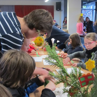 weihnachtsbasteln-2 Montessori-Schulzentrum Leipzig - Neuigkeiten - Schüler basteln im Advent